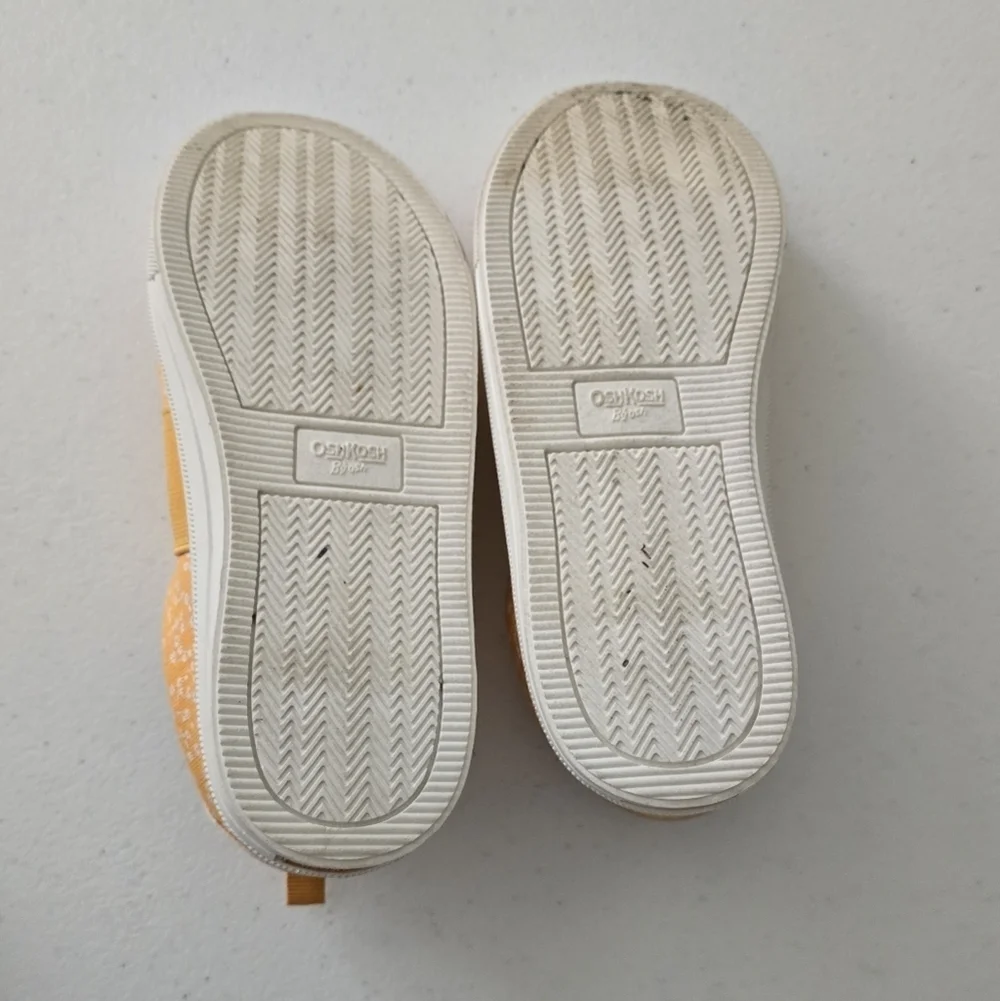 OSHKOSH Kids Shoes. Size 1M